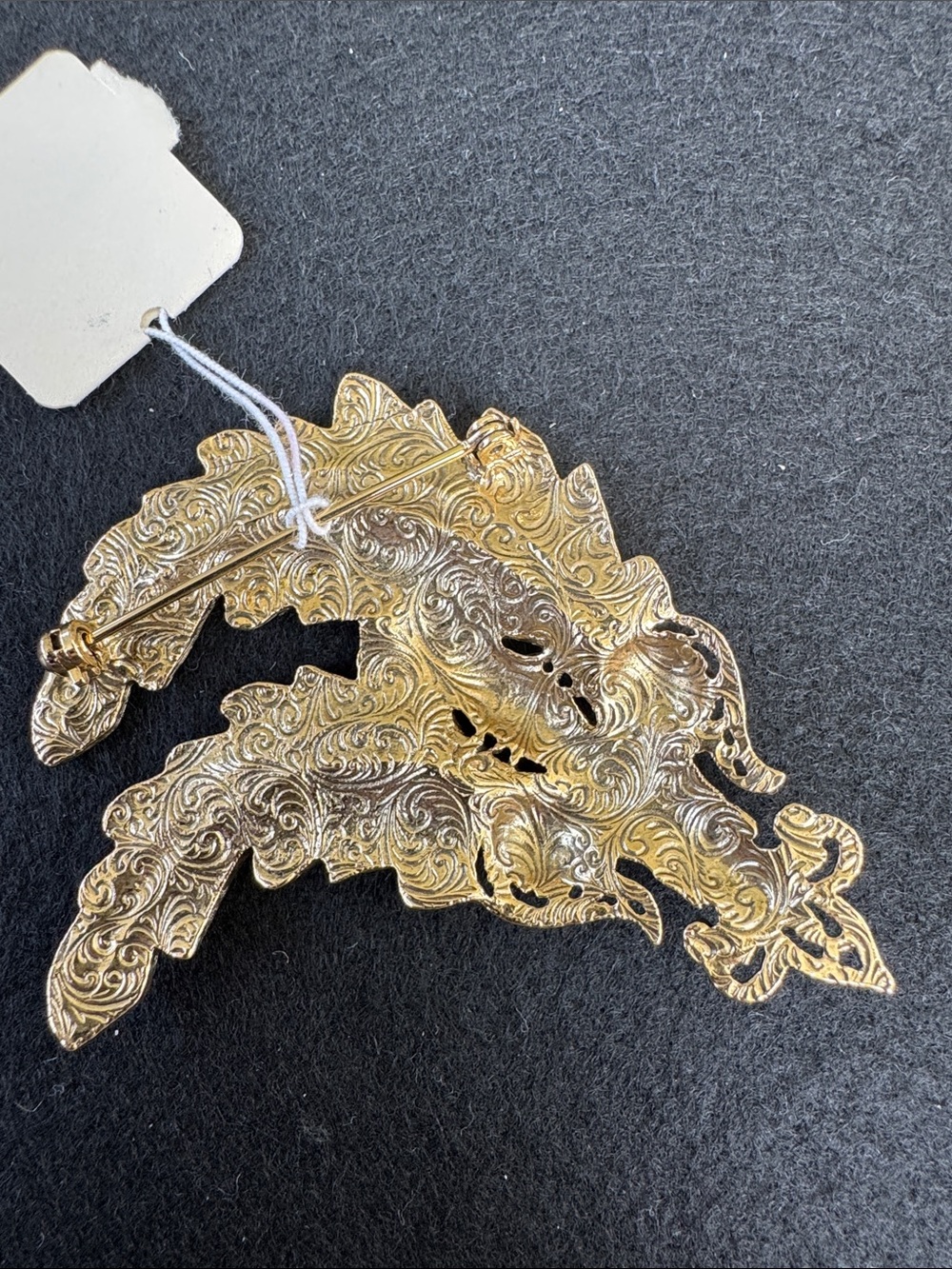 VTG Deadstock 1928 Gold-Tone Feather Brooch and Earring Set with Red Cabochons - Picture 4 of 8